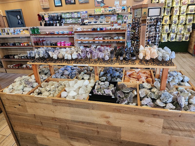 Crystals, minerals and gemstone collection at Date Shake
